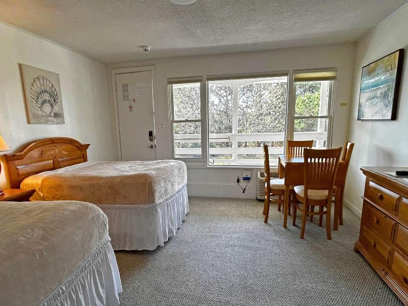 Island Inn image