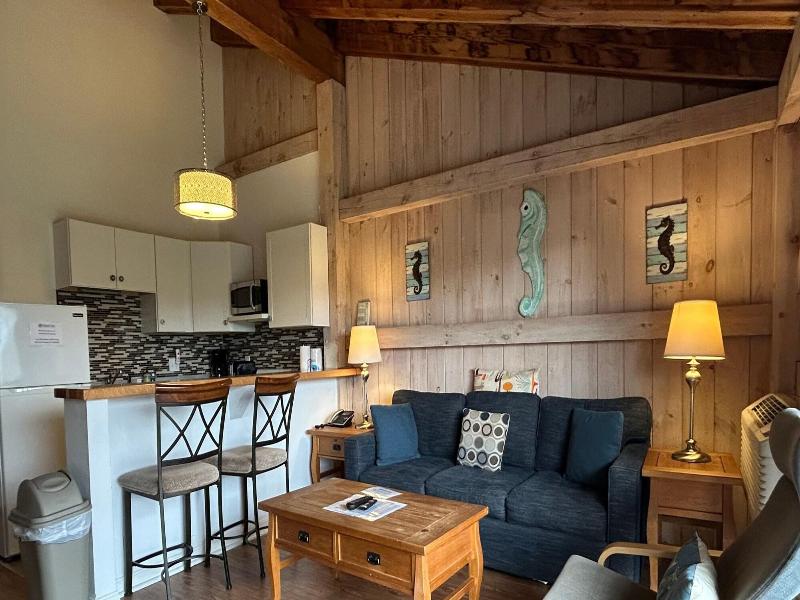 Island Inn image
