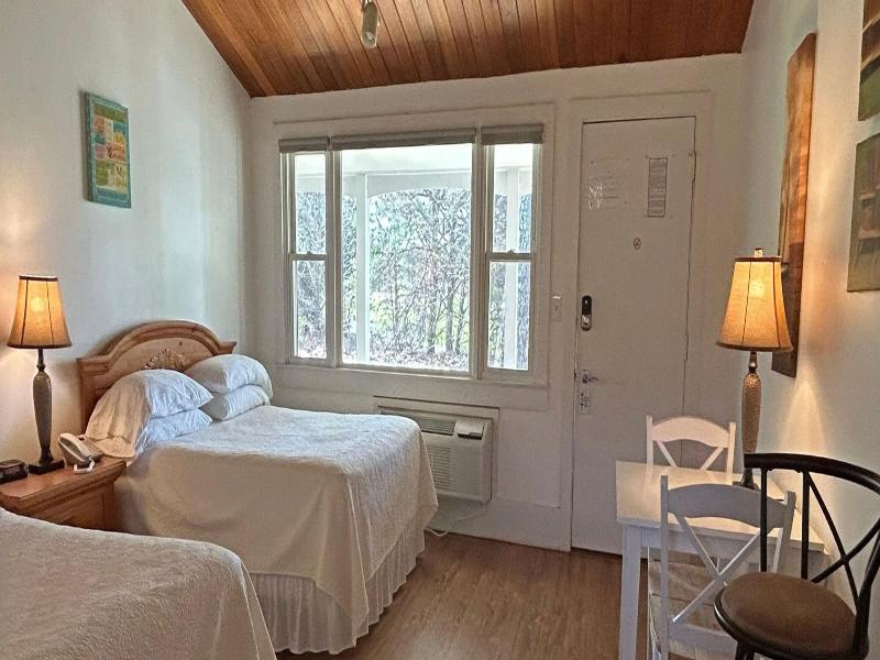Island Inn image