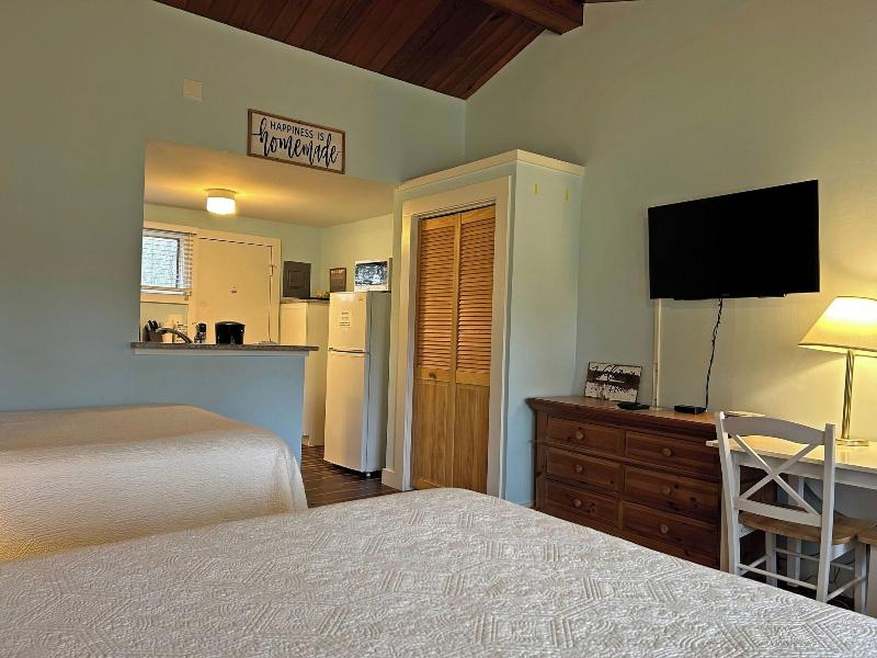 Island Inn image