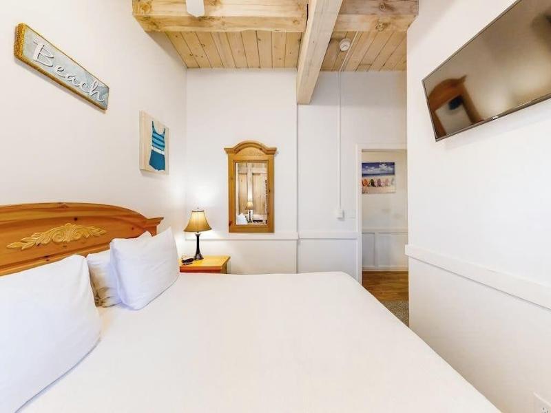 Island Inn image
