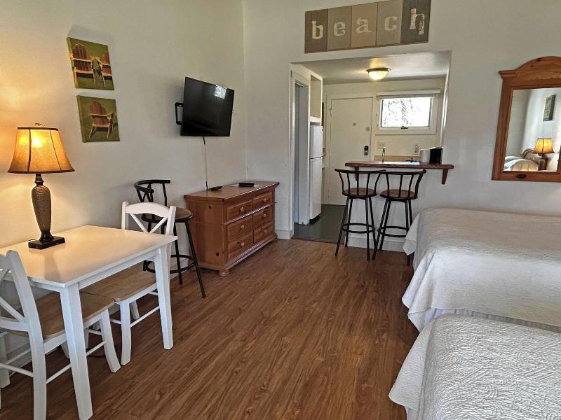 Island Inn image