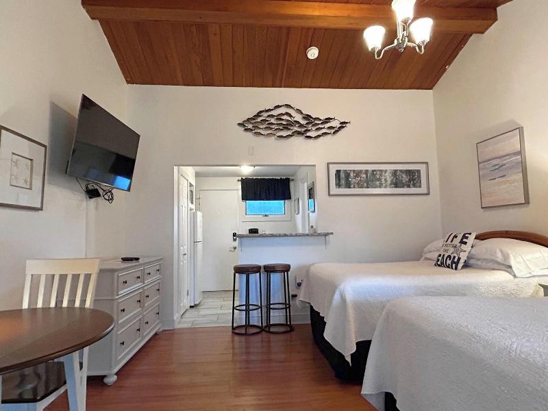 Island Inn image