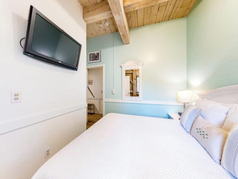 Island Inn image