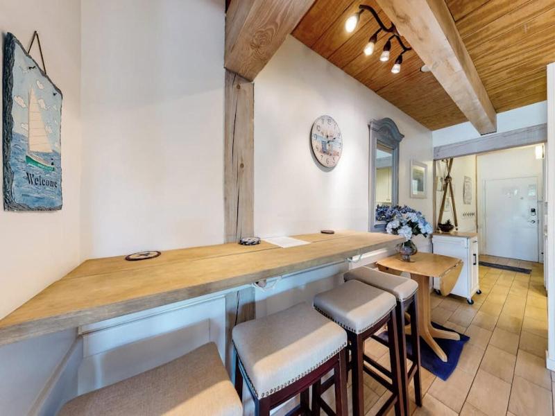 Island Inn image