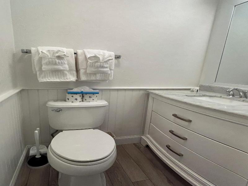 Island Inn image