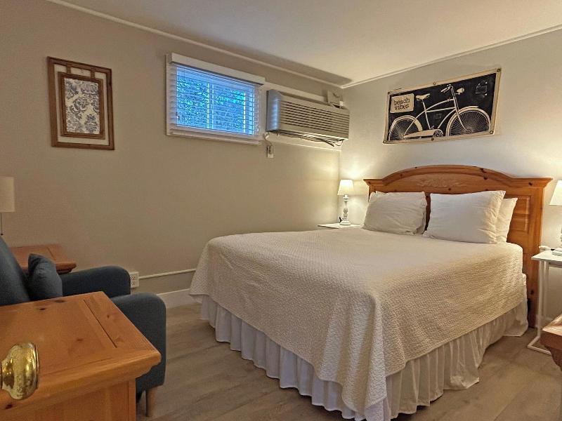 Island Inn image
