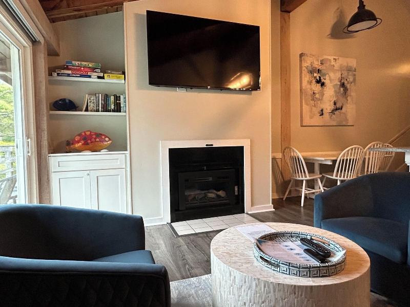Island Inn image