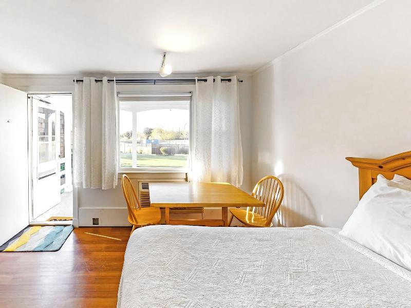 Island Inn image