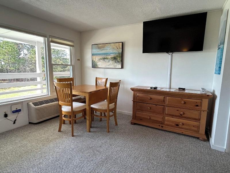 Island Inn image