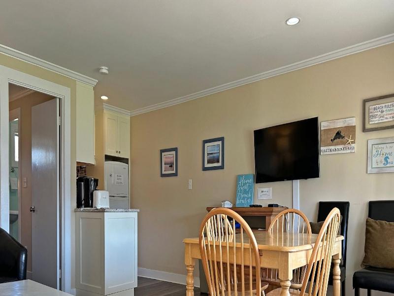 Island Inn image
