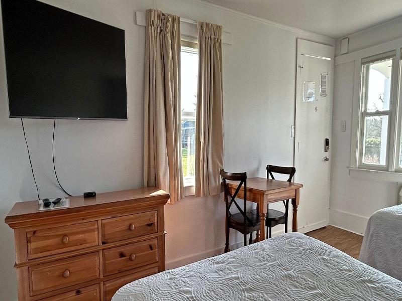 Island Inn image