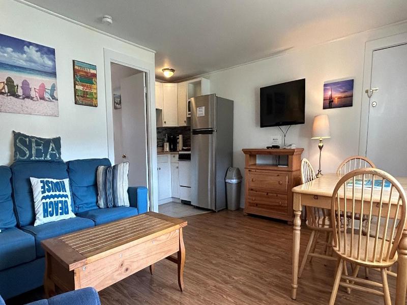 Island Inn image