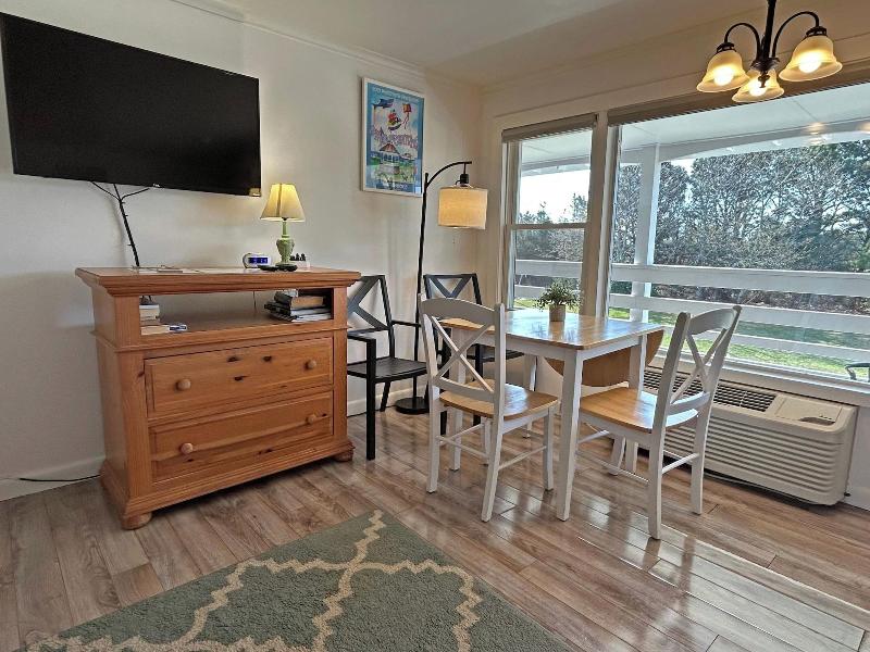 Island Inn image