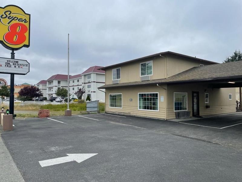 Super 8 by Wyndham Crescent City image