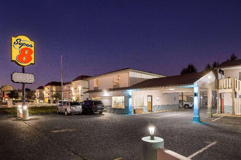 Super 8 by Wyndham Crescent City image