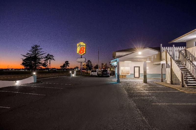 Super 8 by Wyndham Crescent City image