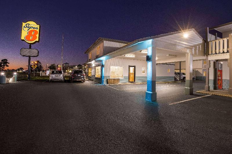 Super 8 by Wyndham Crescent City image
