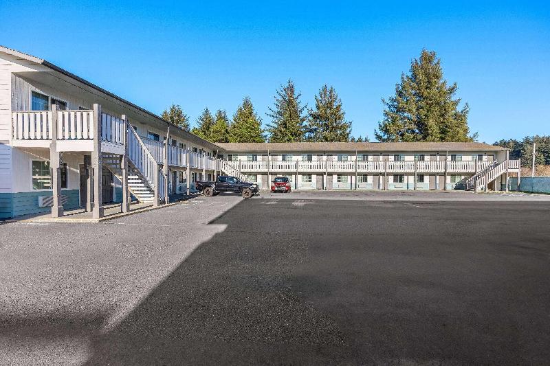 Super 8 by Wyndham Crescent City image