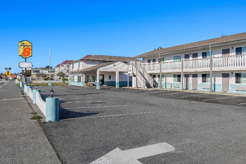 Super 8 by Wyndham Crescent City image