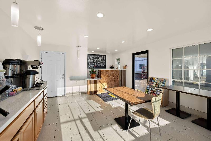 Super 8 by Wyndham Crescent City image
