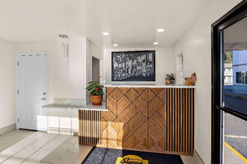 Super 8 by Wyndham Crescent City image
