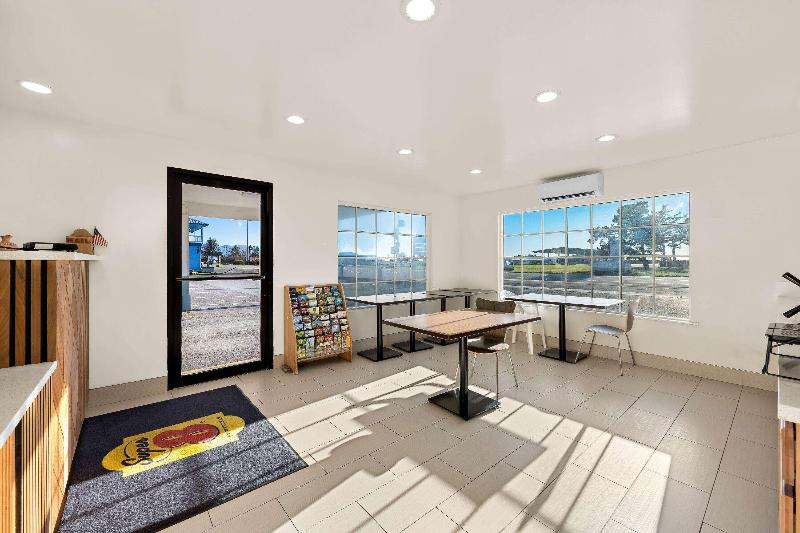 Super 8 by Wyndham Crescent City image