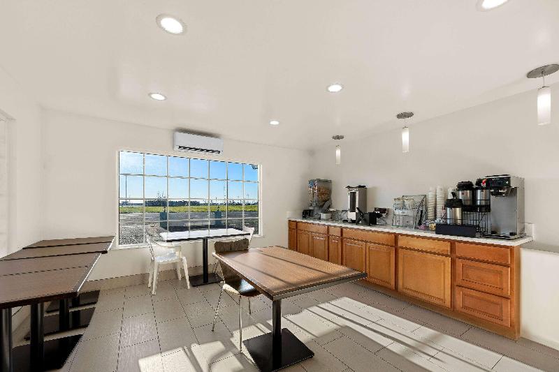 Super 8 by Wyndham Crescent City image