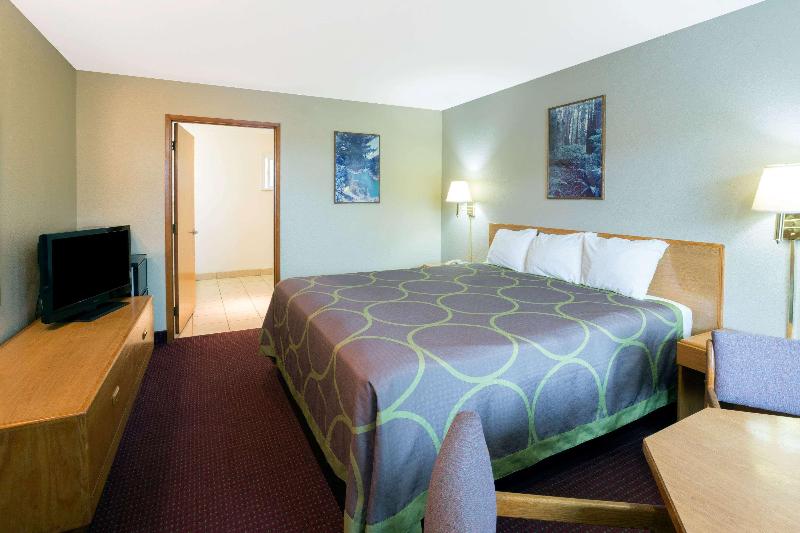 Super 8 by Wyndham Crescent City image