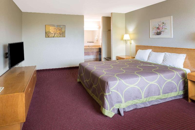 Super 8 by Wyndham Crescent City image