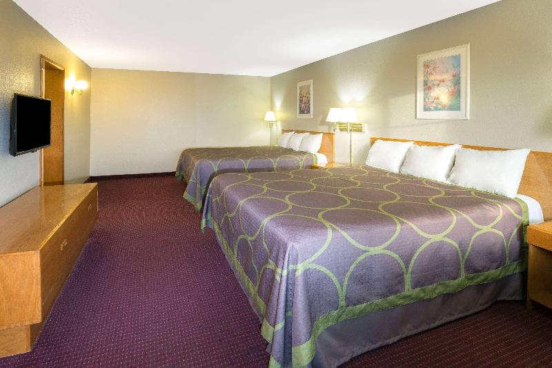 Super 8 by Wyndham Crescent City image