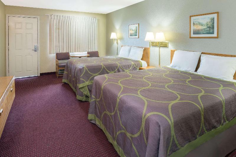 Super 8 by Wyndham Crescent City image