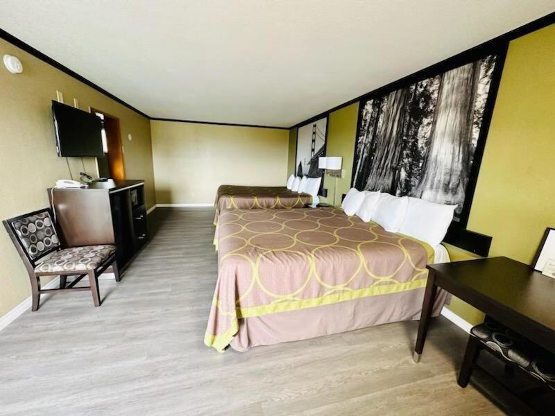 Super 8 by Wyndham Crescent City image
