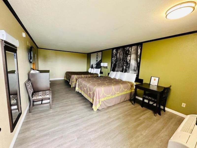 Super 8 by Wyndham Crescent City image