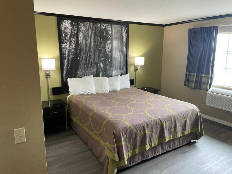 Super 8 by Wyndham Crescent City image
