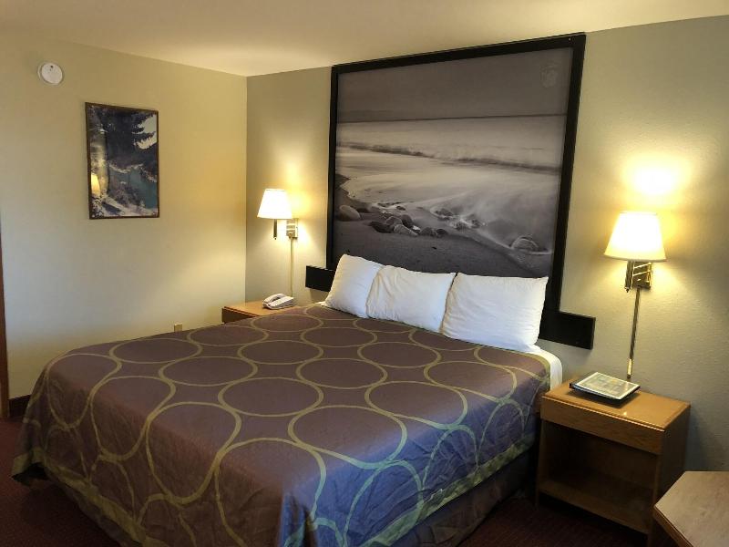 Super 8 by Wyndham Crescent City image