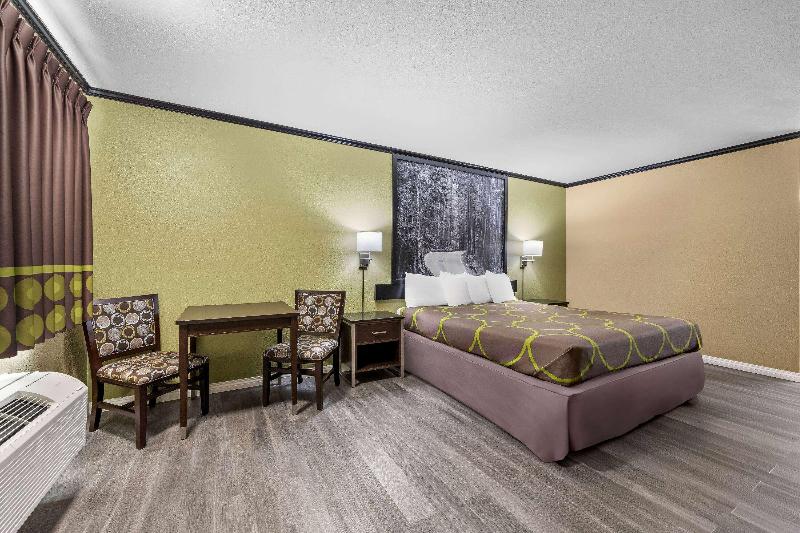 Super 8 by Wyndham Crescent City image