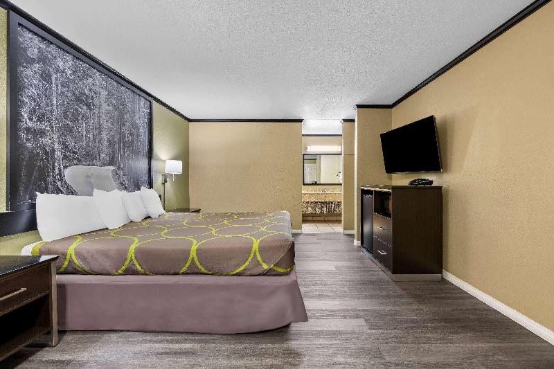 Super 8 by Wyndham Crescent City image
