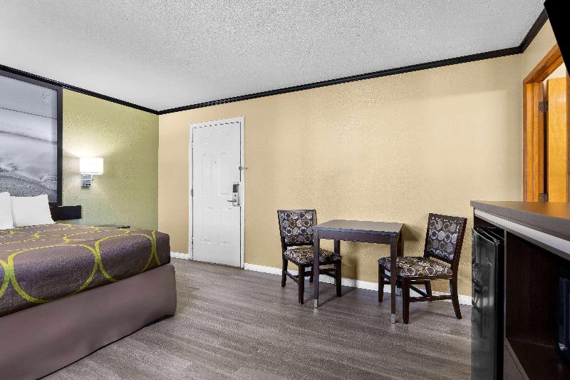 Super 8 by Wyndham Crescent City image