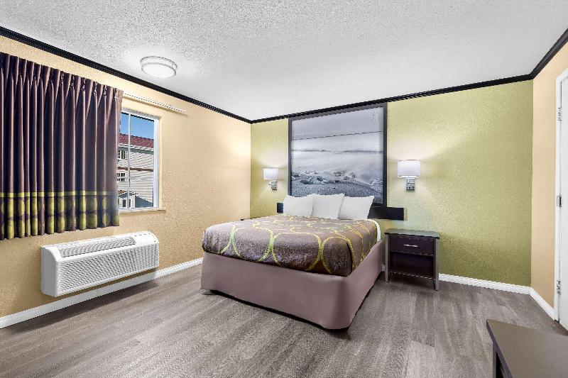 Super 8 by Wyndham Crescent City image