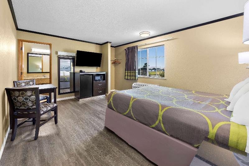 Super 8 by Wyndham Crescent City image