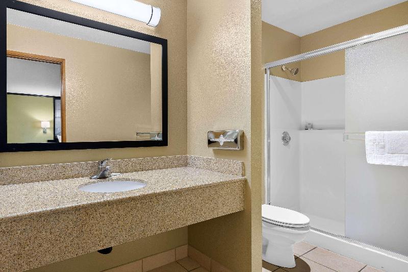Super 8 by Wyndham Crescent City image