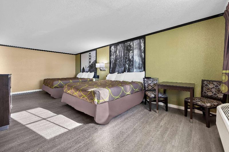 Super 8 by Wyndham Crescent City image