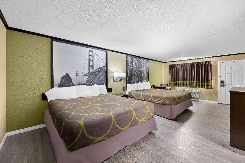 Super 8 by Wyndham Crescent City image