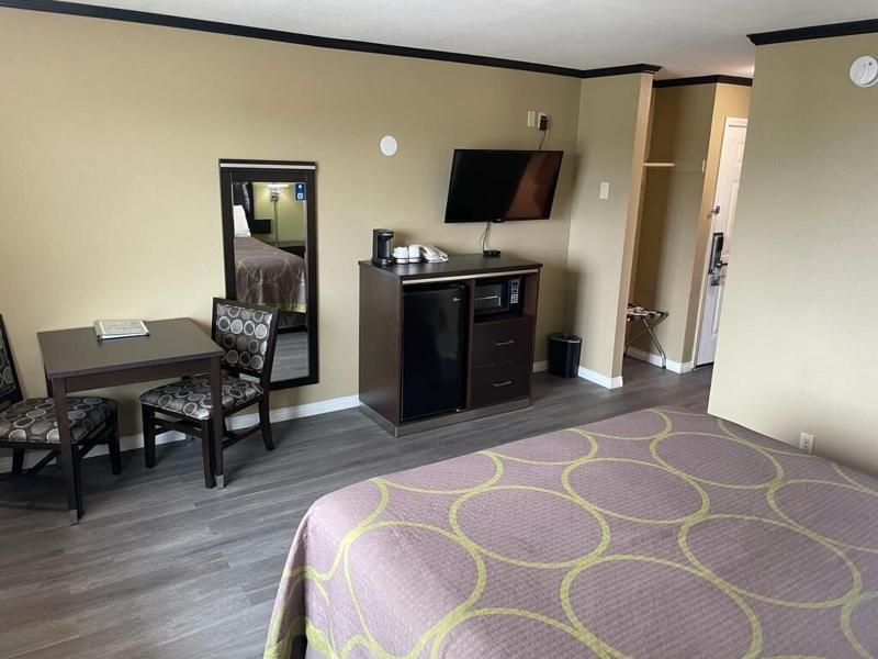 Super 8 by Wyndham Crescent City image