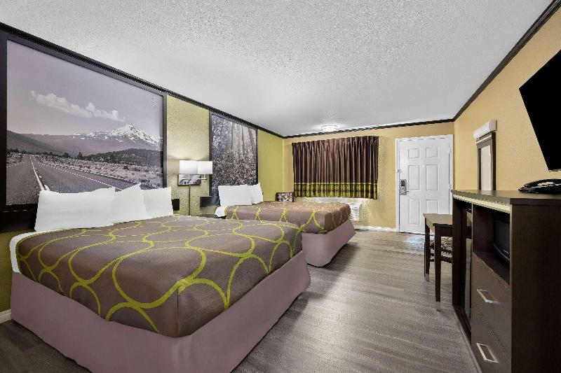 Super 8 by Wyndham Crescent City image