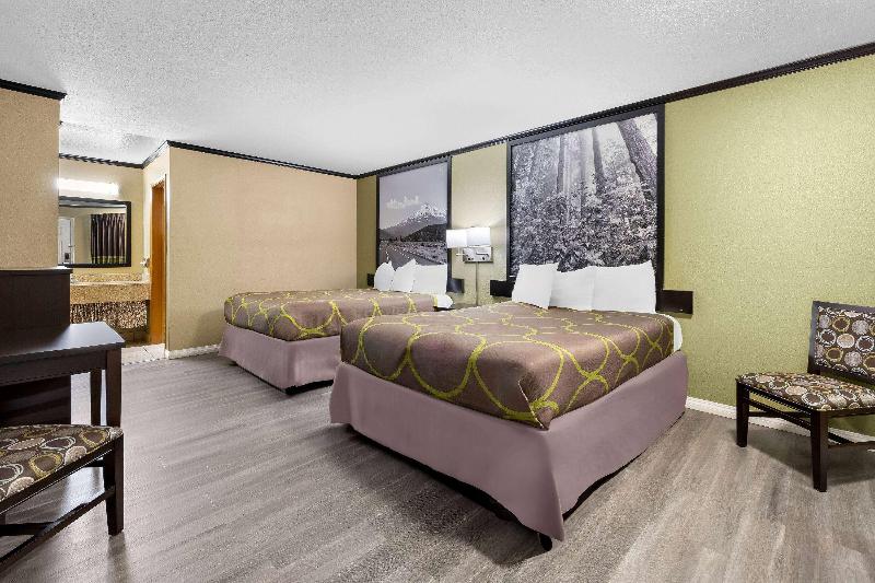 Super 8 by Wyndham Crescent City image
