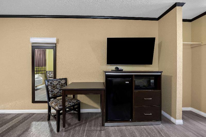 Super 8 by Wyndham Crescent City image