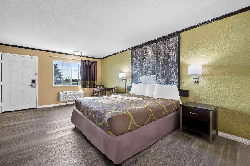 Super 8 by Wyndham Crescent City image