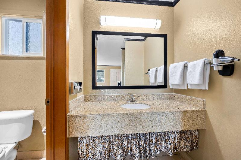 Super 8 by Wyndham Crescent City image
